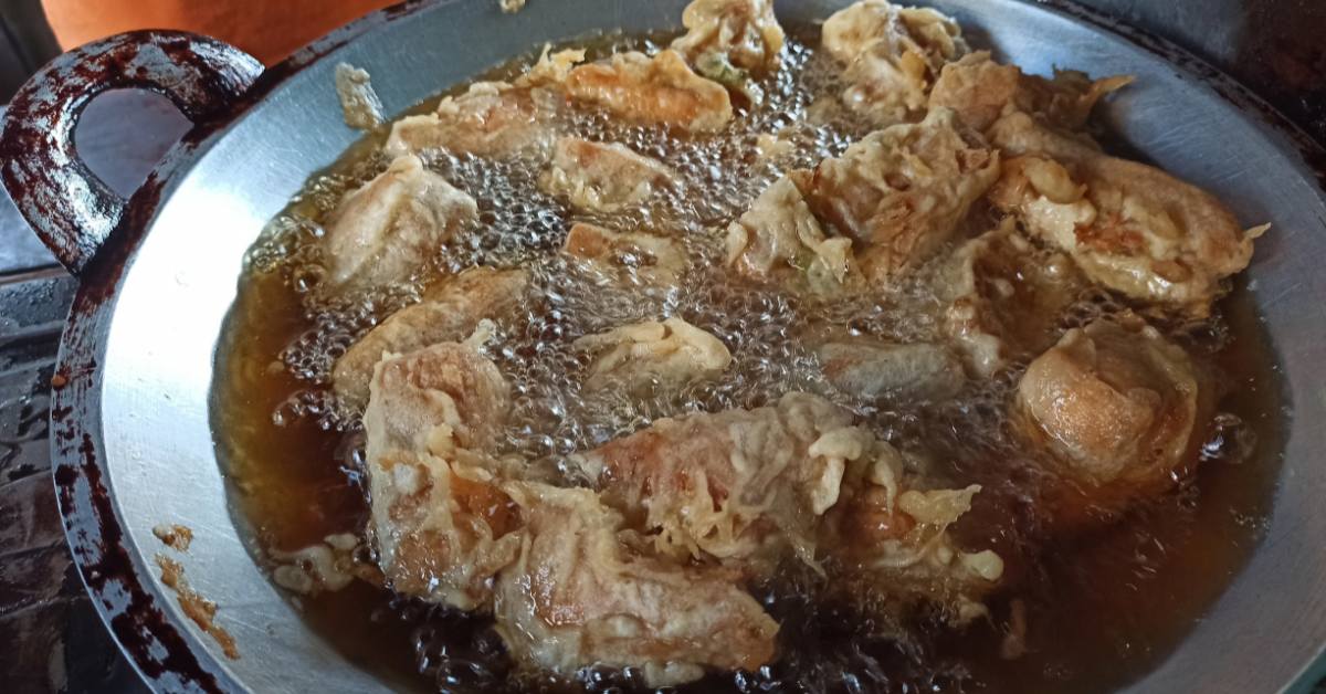 Apakah borengan bikin batuk? Gorengan bukan penyebab batuk, tetapi minyak jelantah yang digunakan untuk menggoreng gorengan lah yang menyebabkan batuk.