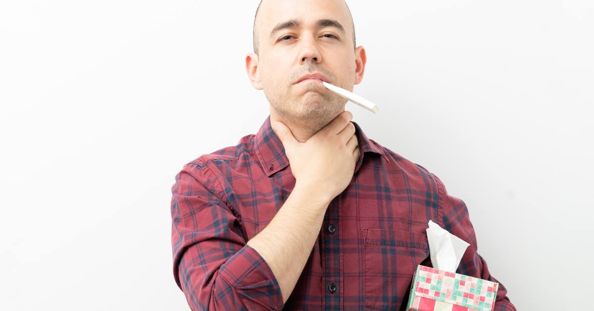 Apakah radang tenggorokan bisa menyebabkan demam? Ya, radang tenggorokan bisa sebabkan demam jika bakteri masuk ke pembuluh darah sekitar tenggorokan.