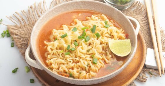 Bahayakah Makan Mie Instan saat Batuk?