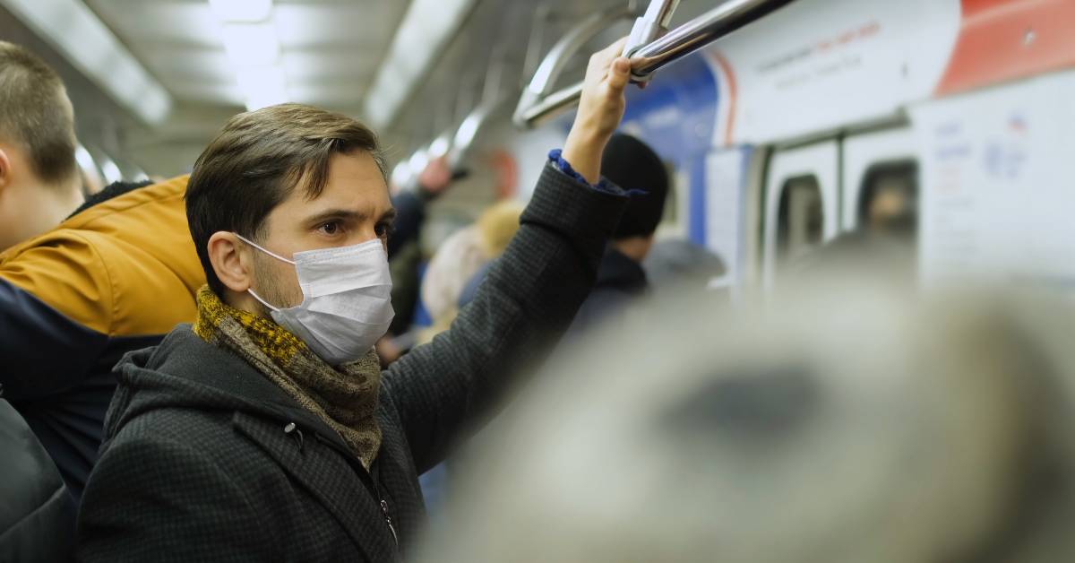 Memakai masker dan mencuci tangan adalah salah satu cara mencegah ISPA.