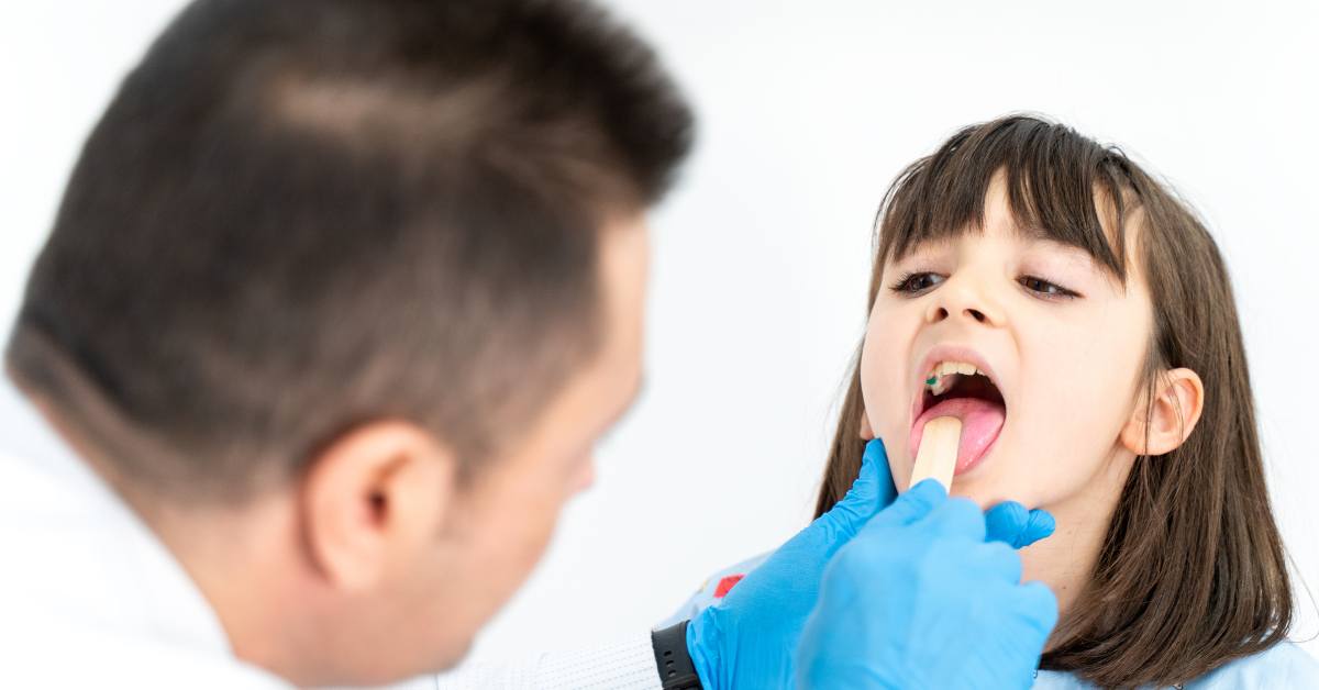 Terdapat beberapa cara mengobati demam karena radang tenggorokan, salah satunya dengan minum madu.