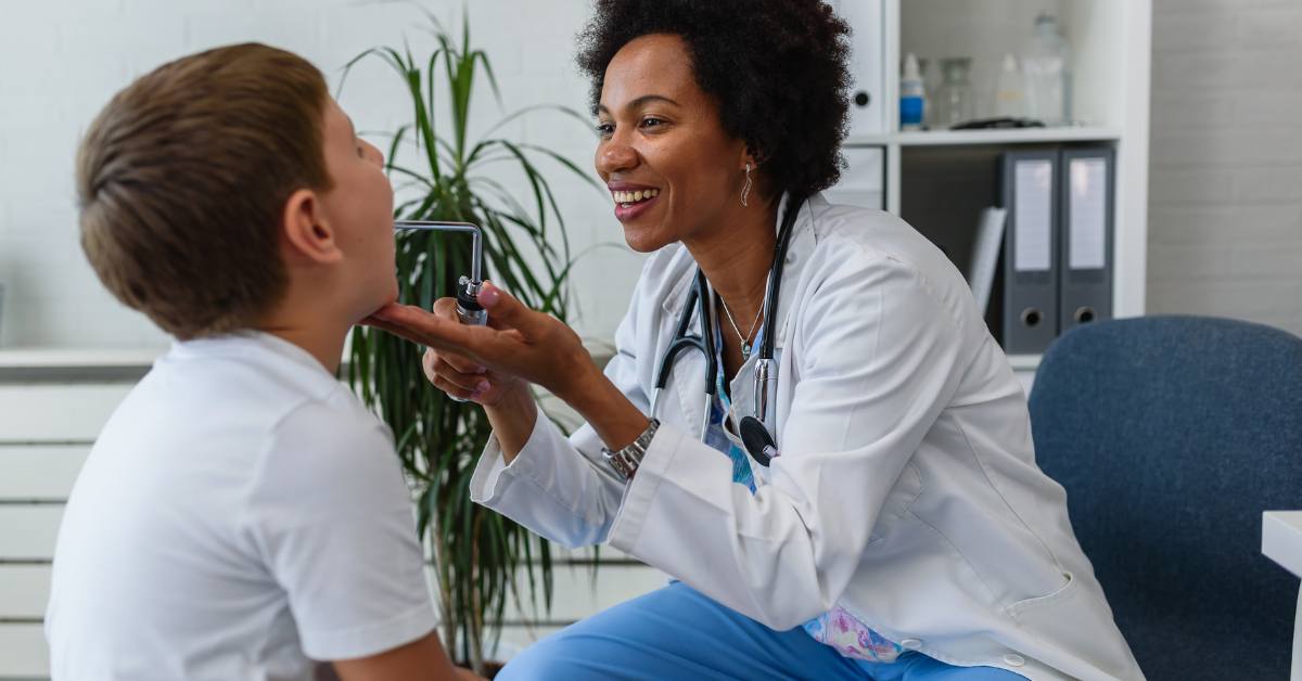 Cara mengobati faringitis dengan minum obat.