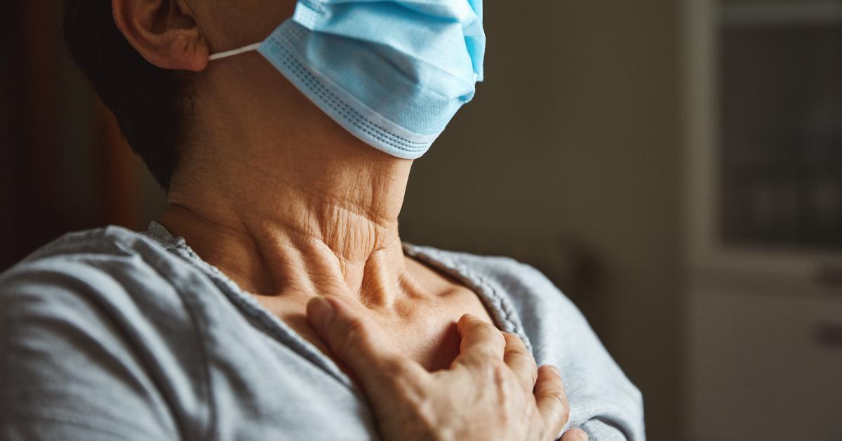 Minum madu dan obat adalah cara mengobati ISPA.