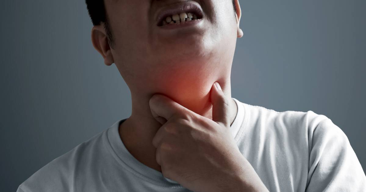 Cara mengobati radang tenggorokan yaitu dengan minum madu dan banyak air putih.