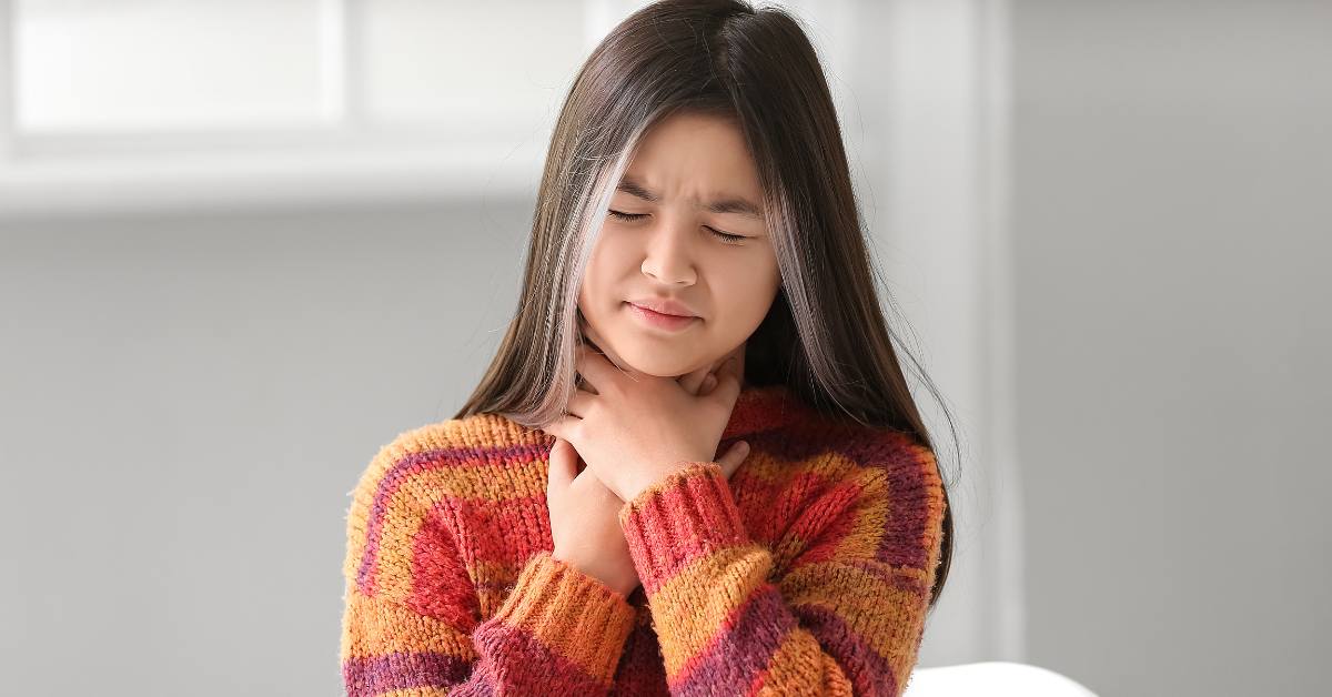 Ciri demam karena radang tenggorokan adalah demam tinggi dan sakit tenggorokan.