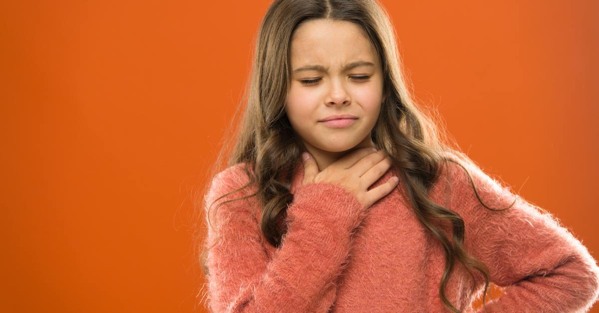 Ciri radang tenggorokan di antaranya muncul demam, tenggorokan sakit dan gatal, batuk, dan suara serak.