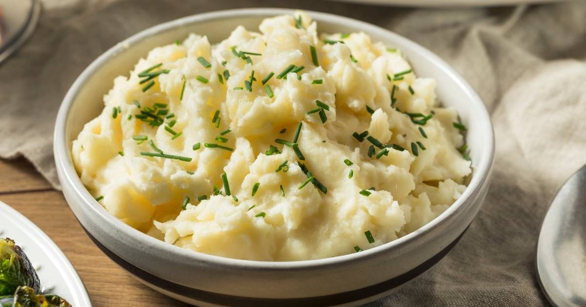 Teksturnya yang lembuat membuat mashed potato atau kentang tumbuk menjadi cemilan untuk radang  tenggorokan yang aman dikonsumsi.