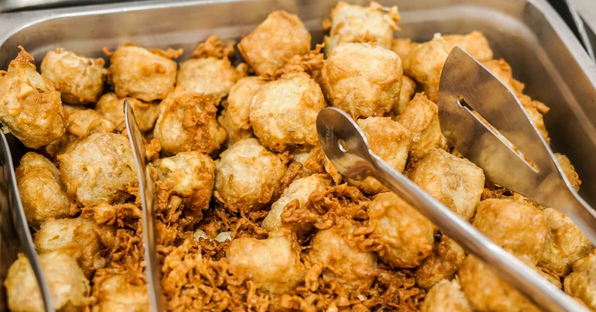 Mengaoa batuk setelah makan gorengan? Itu bisa terjadi jika kamu memiliki alergi atau asam lambung.