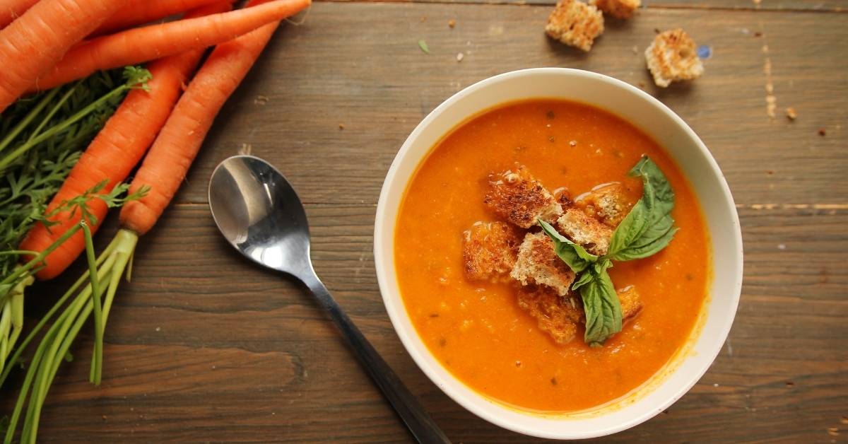 Sup wortel bisa dibuat dengan menghaluskan wortel sehingga tenggorokanmu tidak sakit saat menelan makanan dan menjadikan sup wortel sebagai cemilan untuk radang tenggorokan.