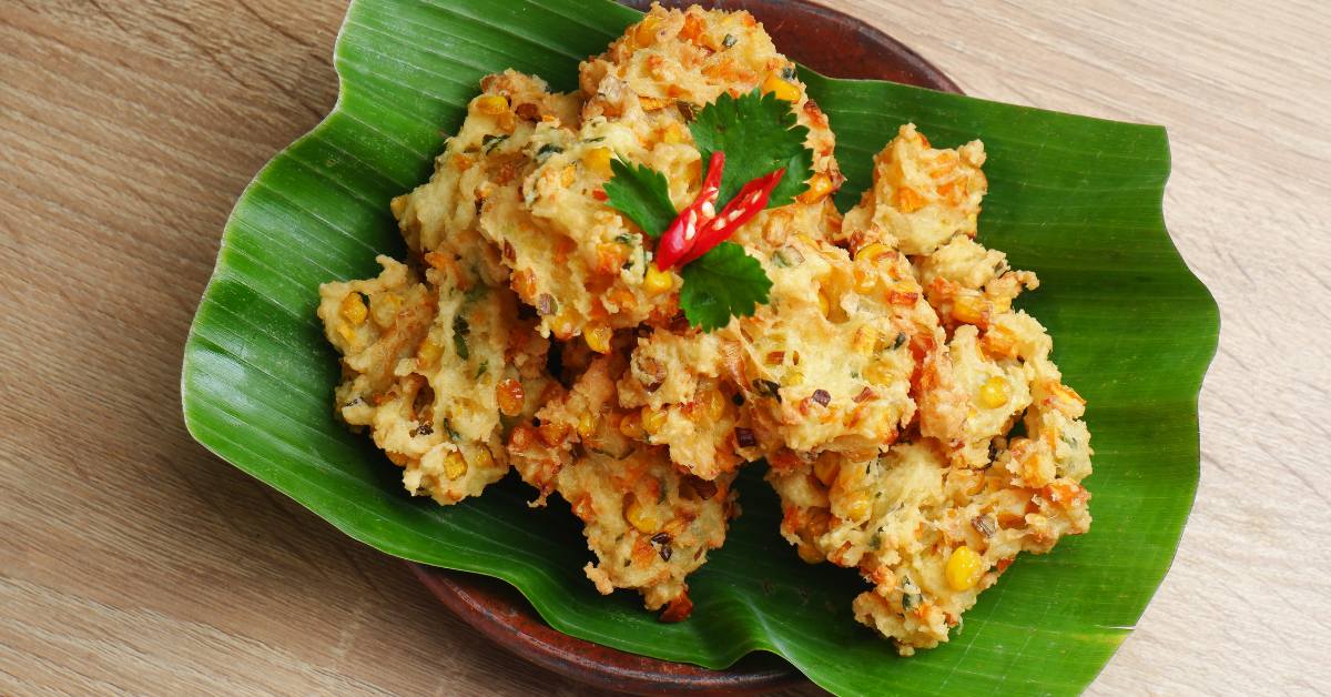 Tips makan gorengan agar tetap sehat yaitu batasi konsumsinya dan perhatikan minyak yang digunakan.