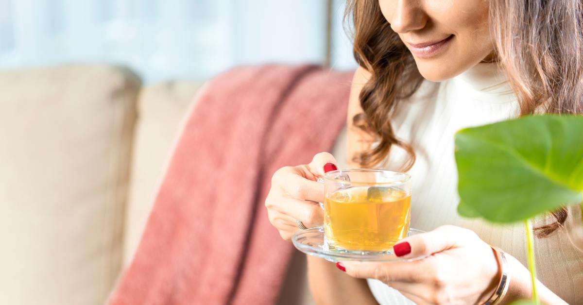 Minum teh herbal menjadi salah satu tips meredakan radang tenggorokan.