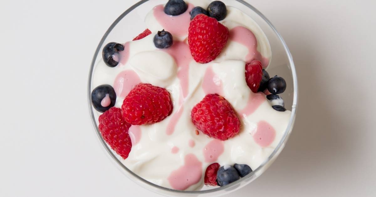 Yoghurt merupakan minuman probiotik yang baik dikonsumsi saat radang tenggorokan karena dapat membantu meningkatkan sistem kekebalan tubuh.