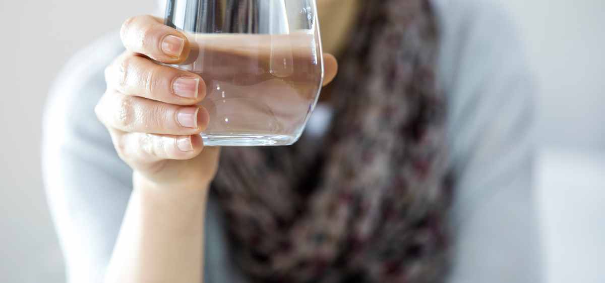 Untuk melegakan tenggorokan yang gatal, langkah pertama yang bisa diambil adalah dengan berkumur dengan air garam.