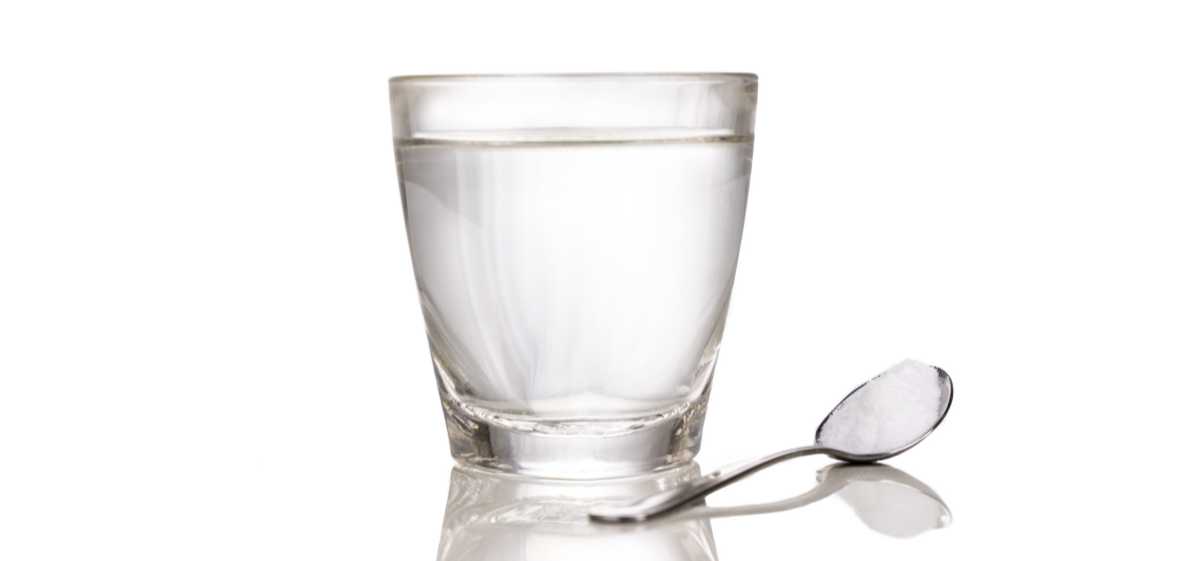 Berkumur dengan air garam merupakan cara efektif untuk mengatasi batuk berdahak dan menghilangkan dahak yang menggumpal di tenggorokan.