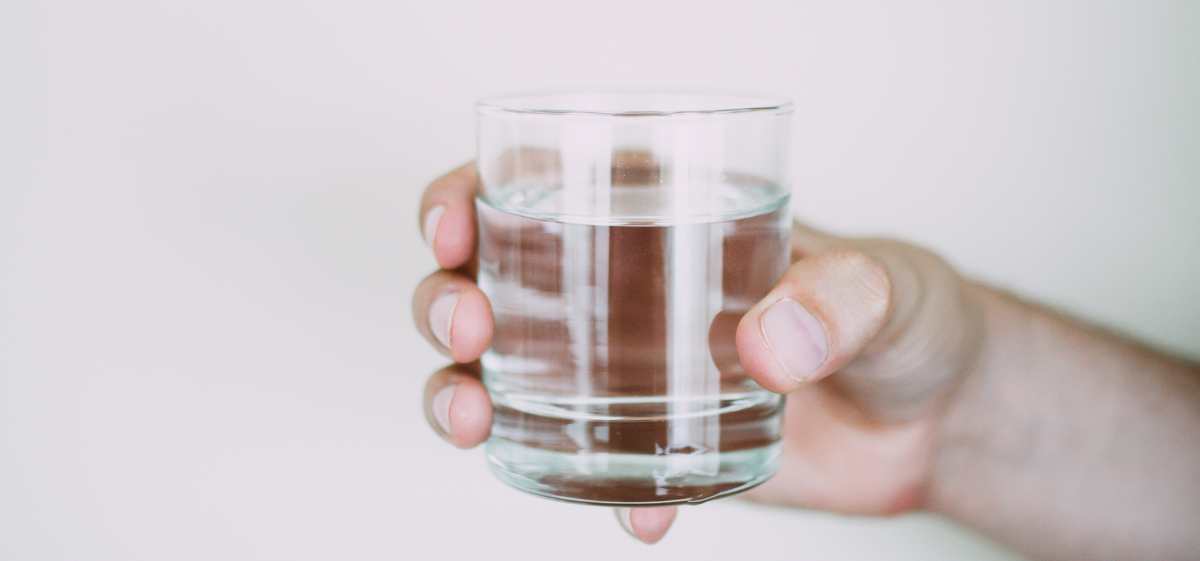 Apakah Air Hangat Bisa Meredakan Batuk? Ya, minum air hangat dapat membantu meredakan batuk dengan melegakan tenggorokan dan mengencerkan dahak.