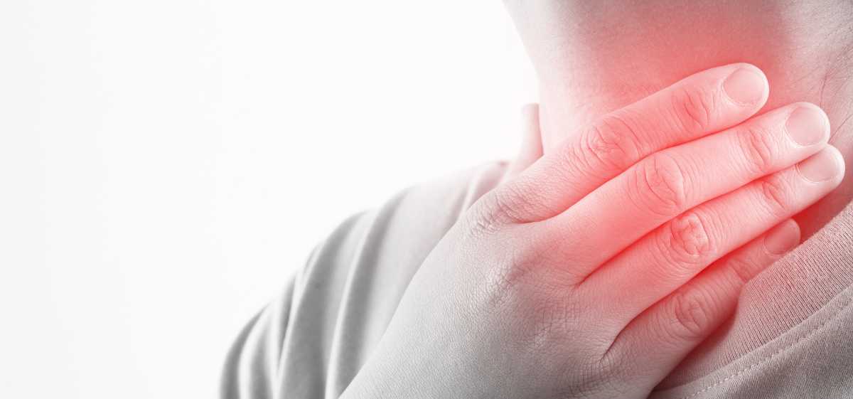 Bagaimana Cara Mengobati Radang Tenggorokan? kumur dengan air hangat