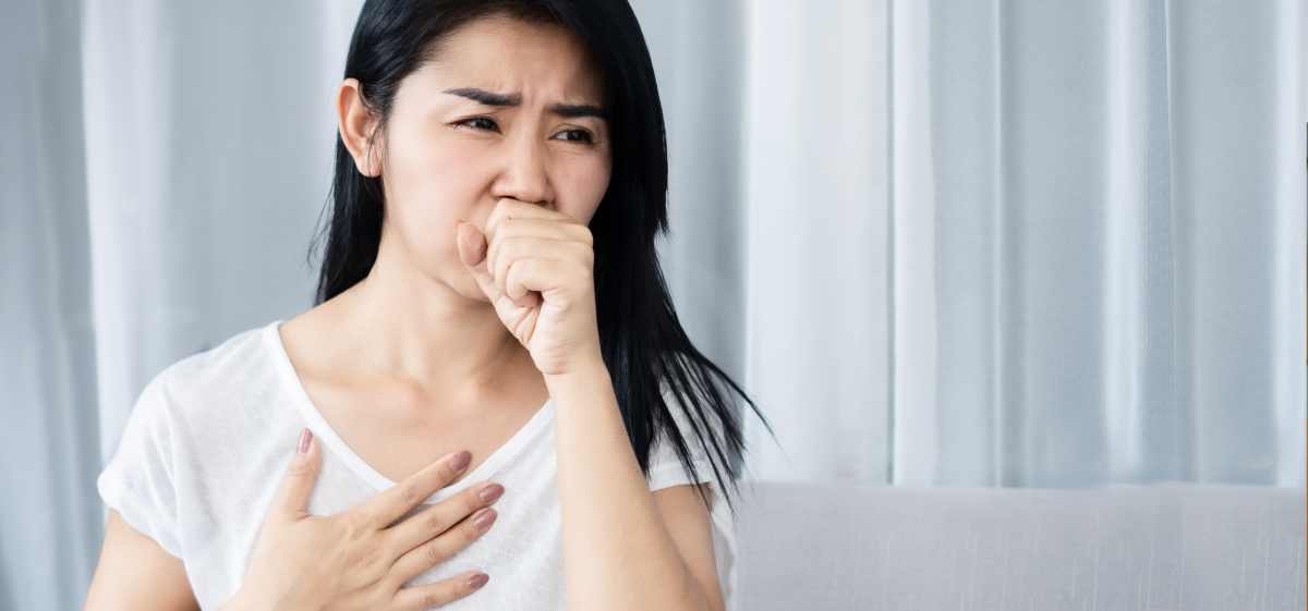 Salah satu ciri-ciri batuk kering akan sembuh adalah berkurangnya intensitas sesak nafas.
