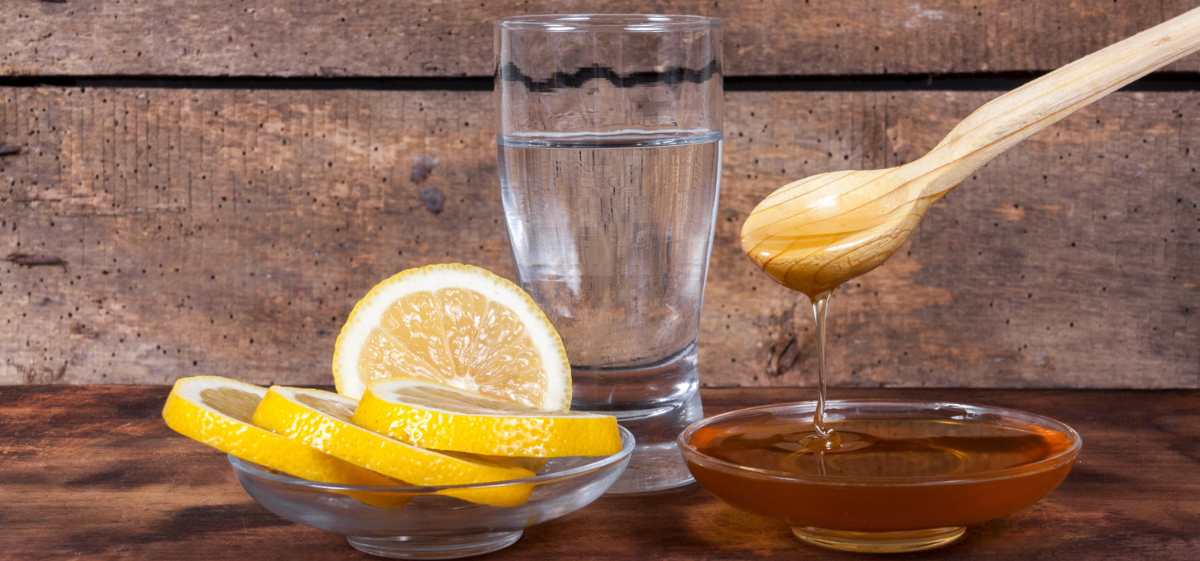 obat batuk dari madu dan lemon adalah kombinasi yang sering digunakan dalam mengatasi keluhan tenggorokan akibat batuk.