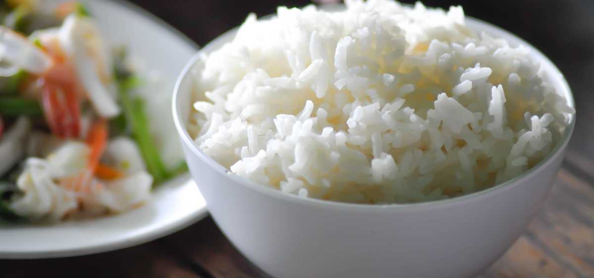 Cara mengatasi duri tersangkut di tenggorokan selanjutnya yaitu dengan menelan nasi yang dipadatkan dengan cara dikepal.