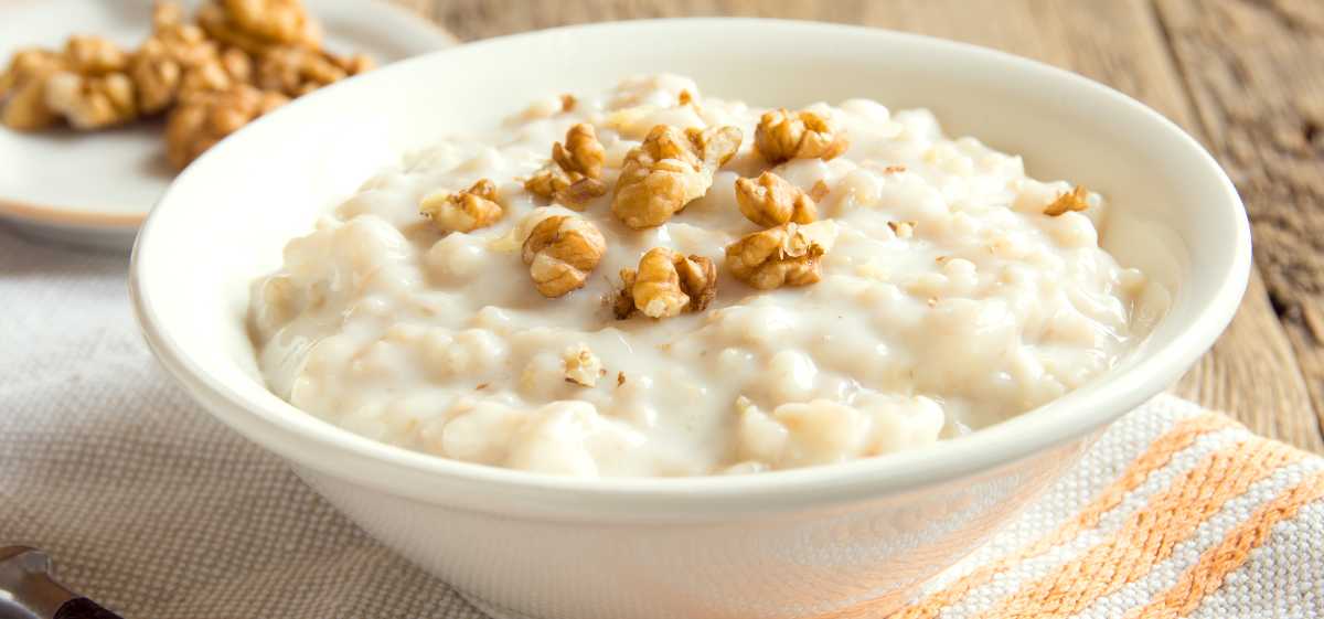 Oatmeal termasuk makanan untuk radang tenggorokan yang teksturnya lembut, mudah ditelan, dan dicerna oleh usus karena kaya akan serat dan bahan-bahan yang membantu menghilangkan racun dari tubuh.