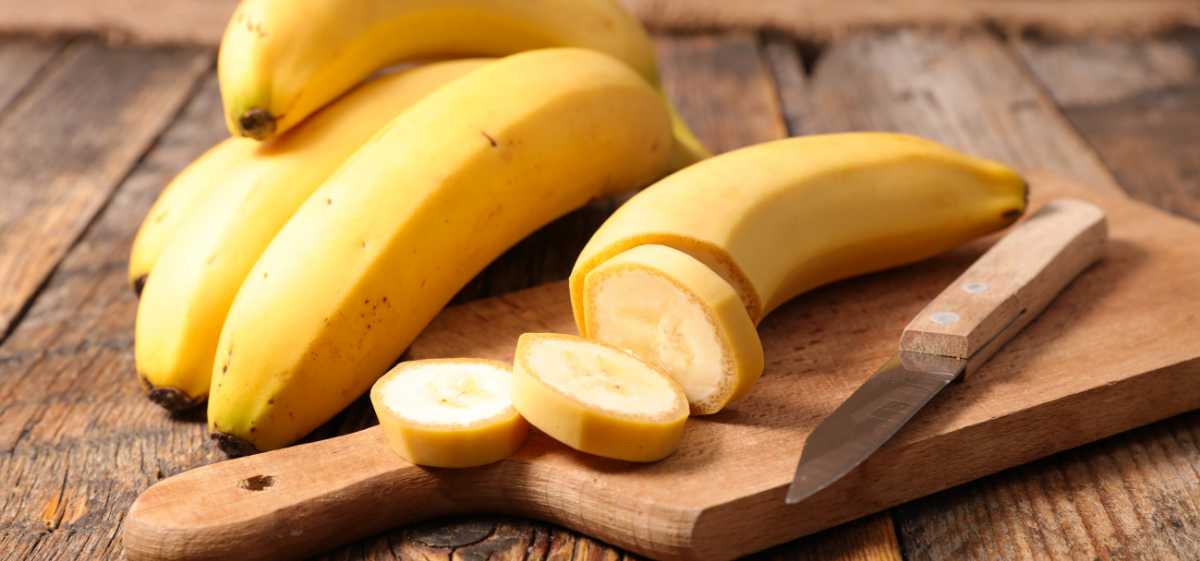 cara mengatasi tulang nyangkut di tenggorokan salah satunya dengan konsumsi pisang