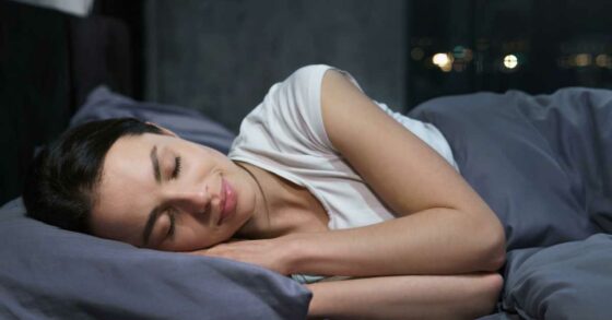 Ini Posisi Tidur saat Batuk Berdahak dan Kering yang Tepat!