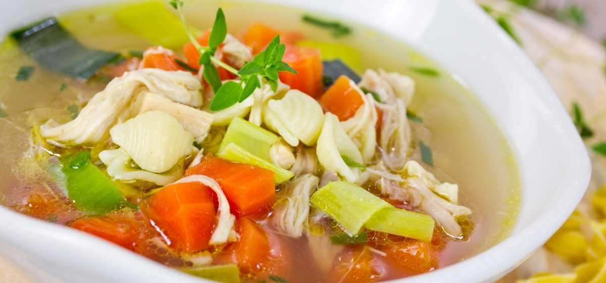 Makanan pereda batuk yang hangat seperti sup dapat membantu melegakan tenggorokan. 