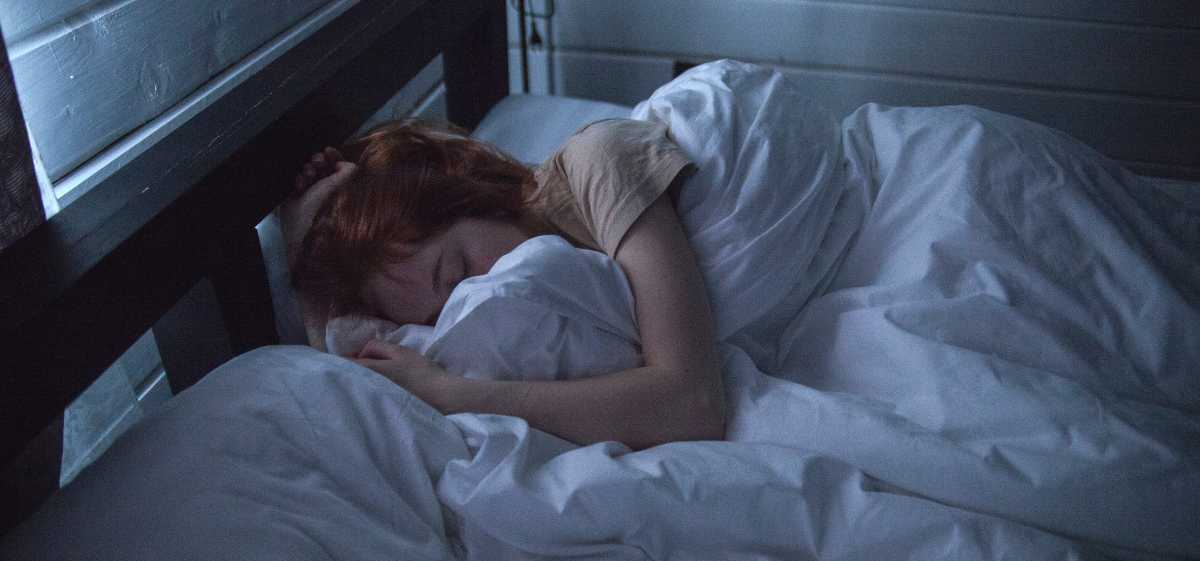 Salah satu posisi tidur saat batuk yang bisa kamu tiru adalah tidur menyamping ke arah kiri. 