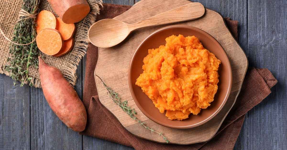 Menumbuk ubi manis setelah dikukus dapat menjadikannya sebagai cemilan untuk radang tenggorokan karena teksturnya lembut dan kandungannya dapat membantu mengurangi radang tenggorokan.