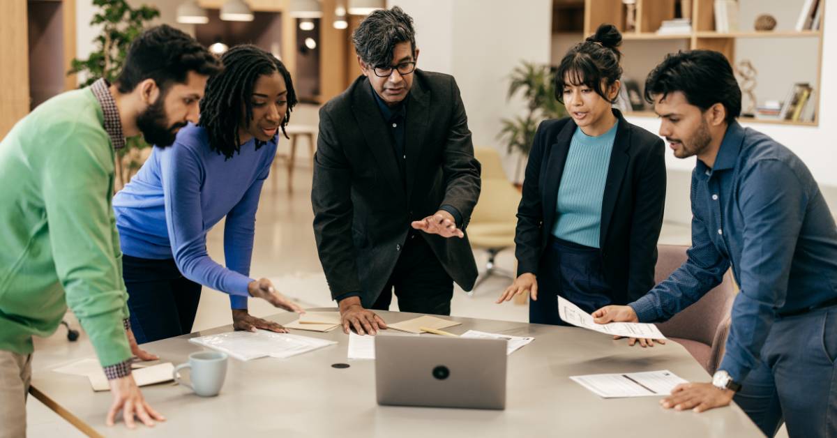 Contoh berpikir kritis adalah pengacara yang berhasil menentukan strategi untuk memenangkan kasusnya.