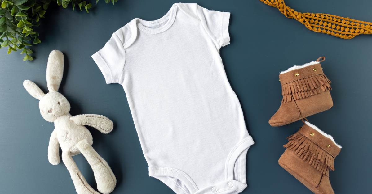 Salah satu perlengkapan yang harus disiapkan adalah baju bayi.