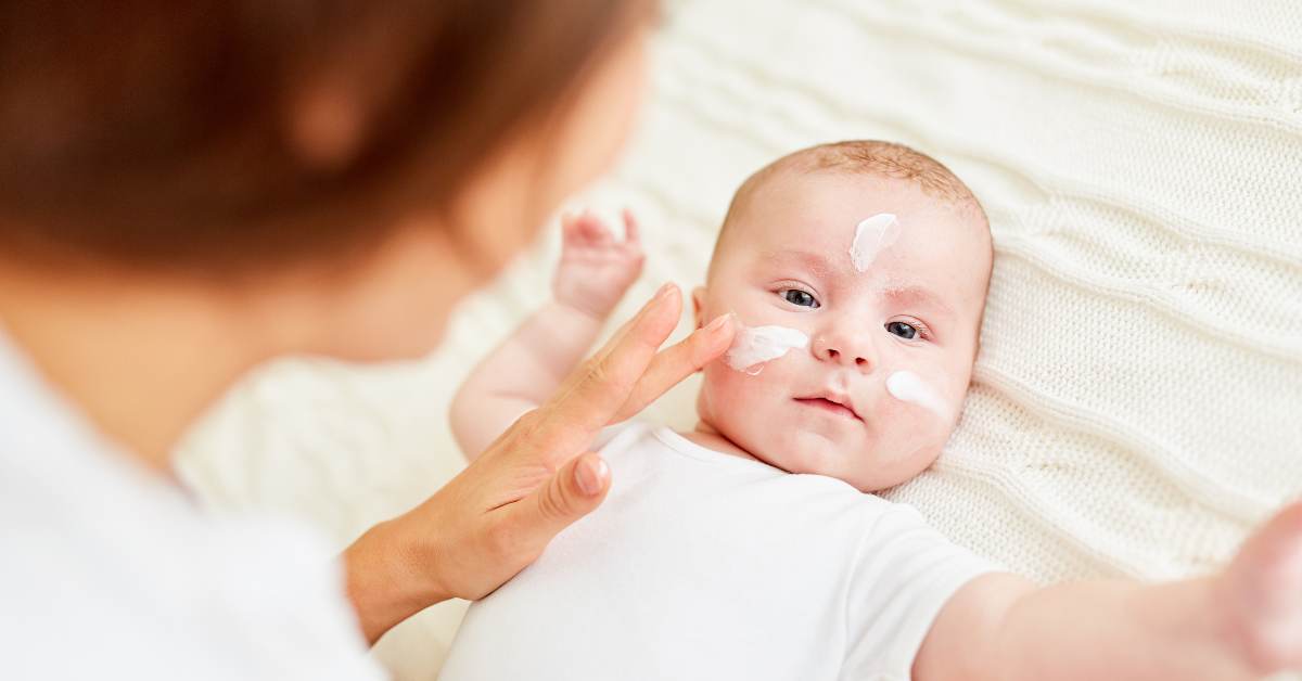 Salah satu perlengkapan yang harus disiapkan saat bayi baru lahir adalah baby lotion.