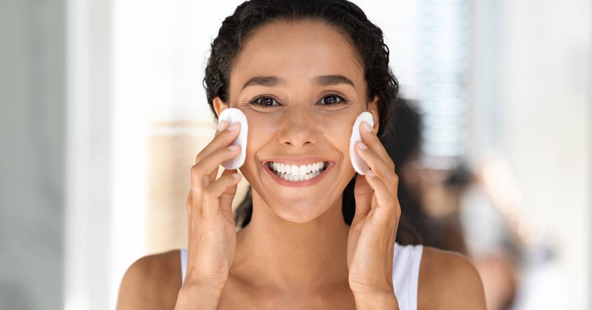 Cara melakukan double cleansing yaitu menggunakan oil based cleansing dan dilanjutkan dengan facial wash.