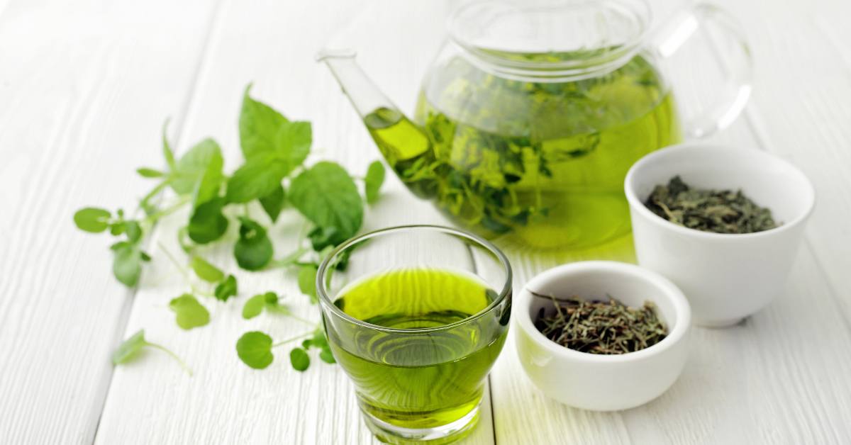 Cara minum teh hijau agar cepat kurus yaitu dengan tidak menambah bahan buatan lain seperti gula.