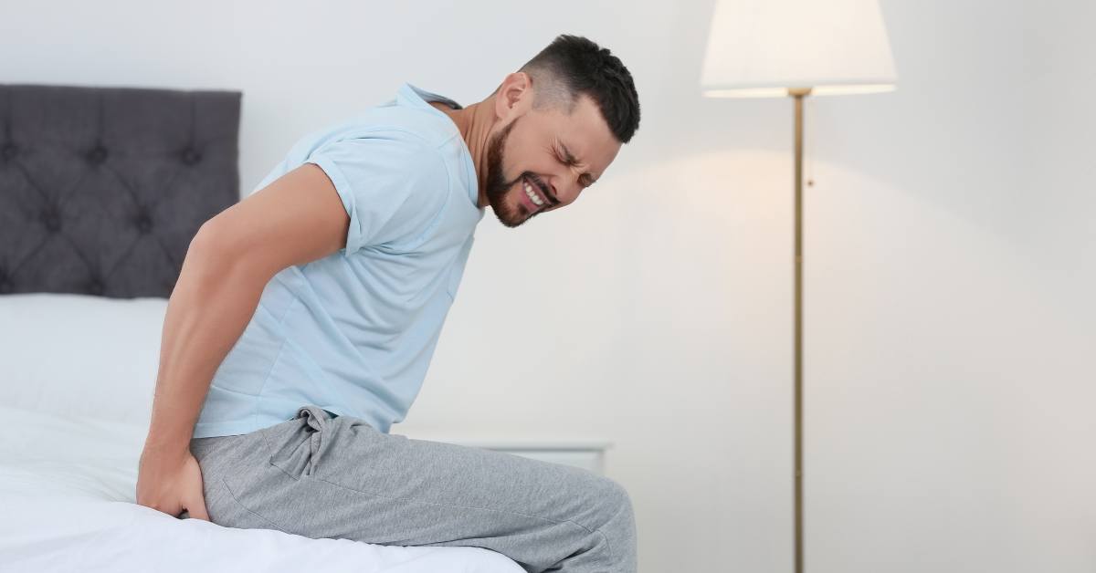 Gejala ambeien di antaranya melihat darah pada feses saat BAB akibat adanya prolaps atau keluarnya benjolan dari anus, namun benjolan tersebut dapat kamu tekan kembali ke dalam anus.