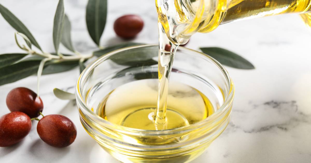 Cara meluruskan rambut secara alami salah satunya dengan jojoba oil.