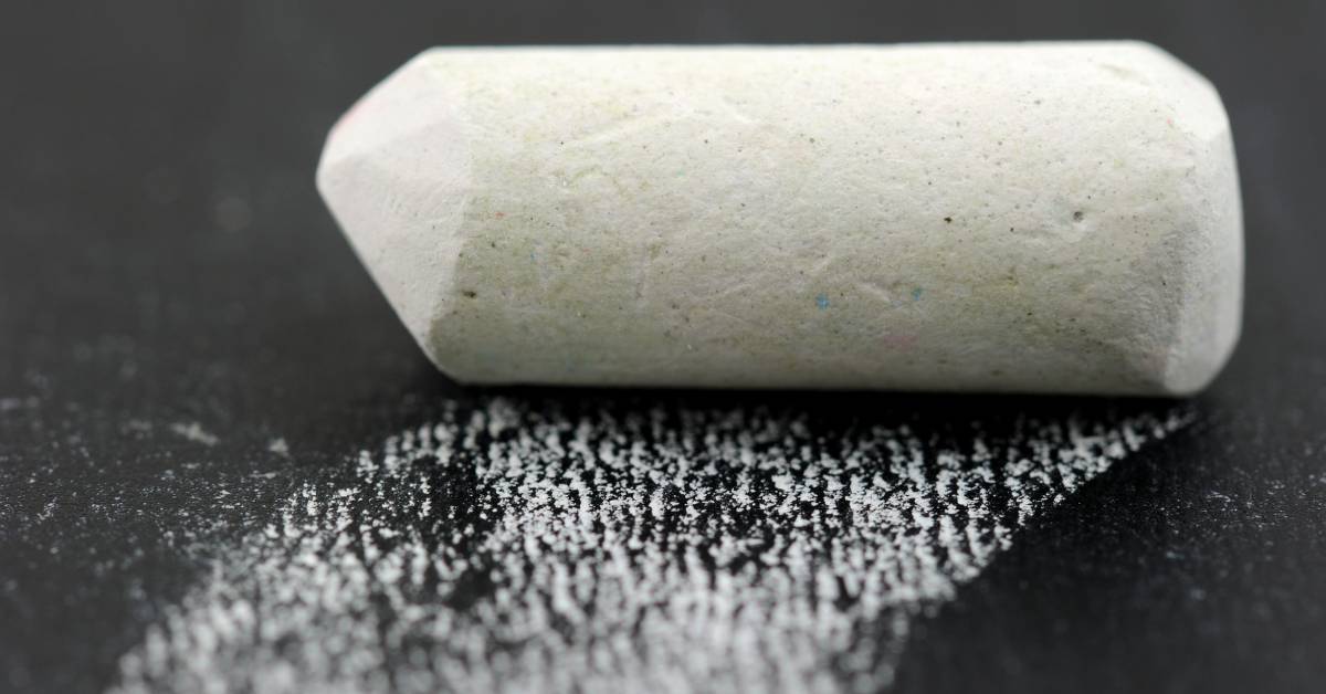 Salah satu cara untuk mengusir semut adalah menggunakan kapur.