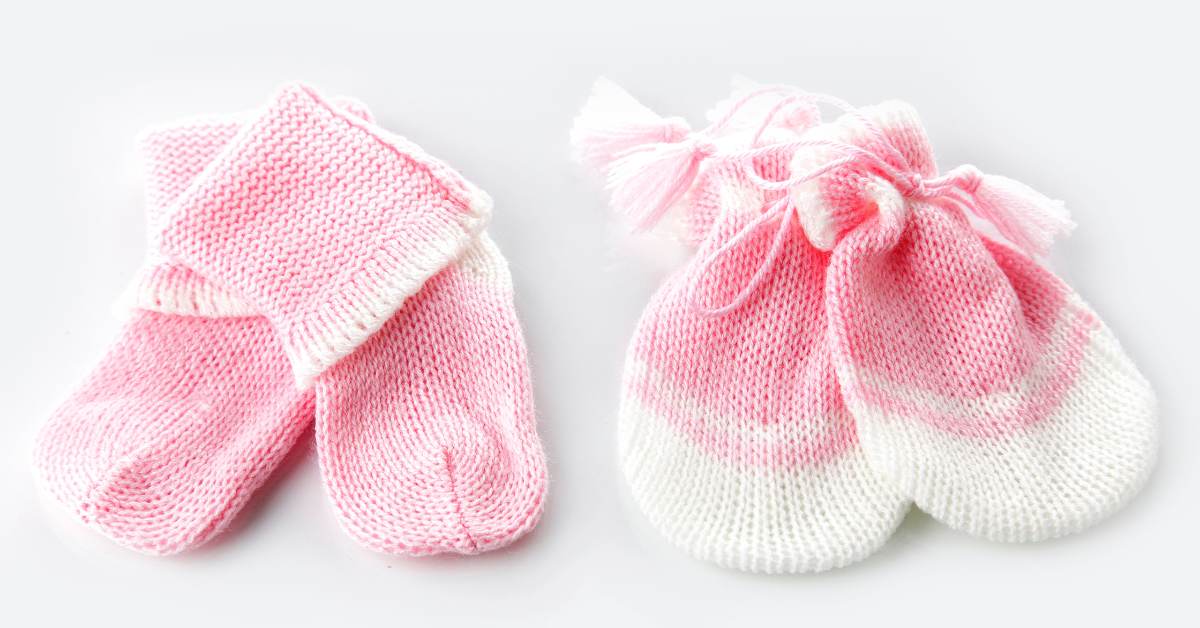 Salah satu perlengkapan yang harus disiapkan untuk bayi baru lahir adalah kaus kaki.