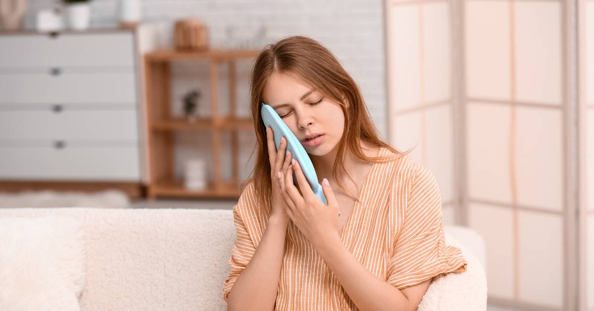 Salah satu cara menghilangkan cacar air dengan cepat adalah kompres dingin permukaan cacar.