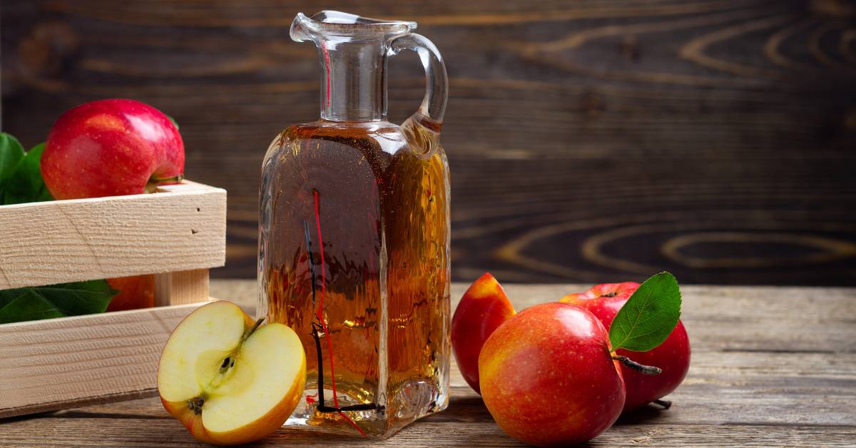 Salah satu cara menghilangkan cacar air dengan cepat adalah mandi dengan cuka apel.