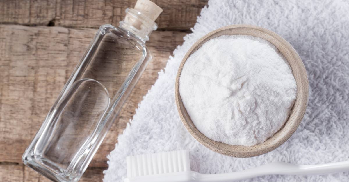 Cara meluruskan rambut secara alami salah satunya dengan cuka dan air.