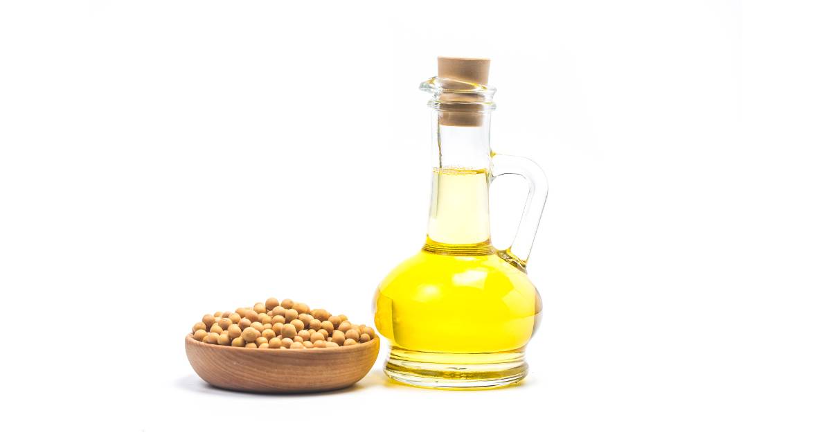 Cara meluruskan rambut secara alami salah satunya dengan minyak kedelai.