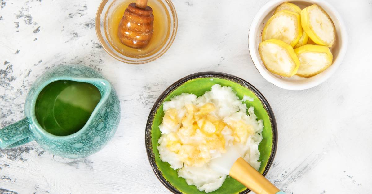 Cara meluruskan rambut secara alami salah satunya dengan pisang, madu, dan minyak zaitun.