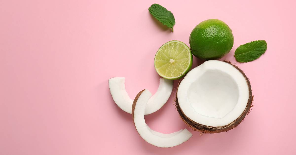 Cara meluruskan rambut secara alami salah satunya dengan santan dan jeruk nipis.