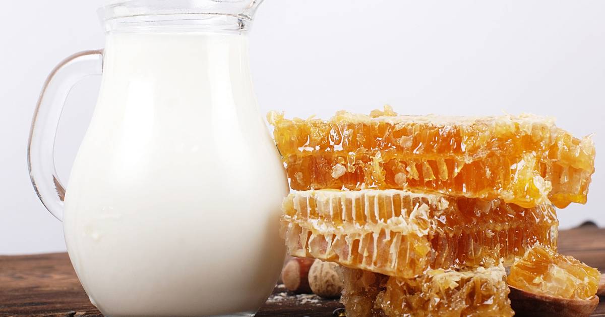 Cara meluruskan rambut secara alami salah satunya dengan susu dan madu.