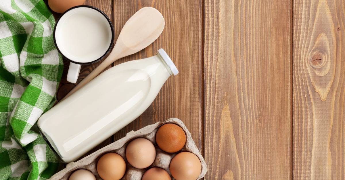 Cara meluruskan rambut secara alami salah satunya dengan campuran susu dan telur.