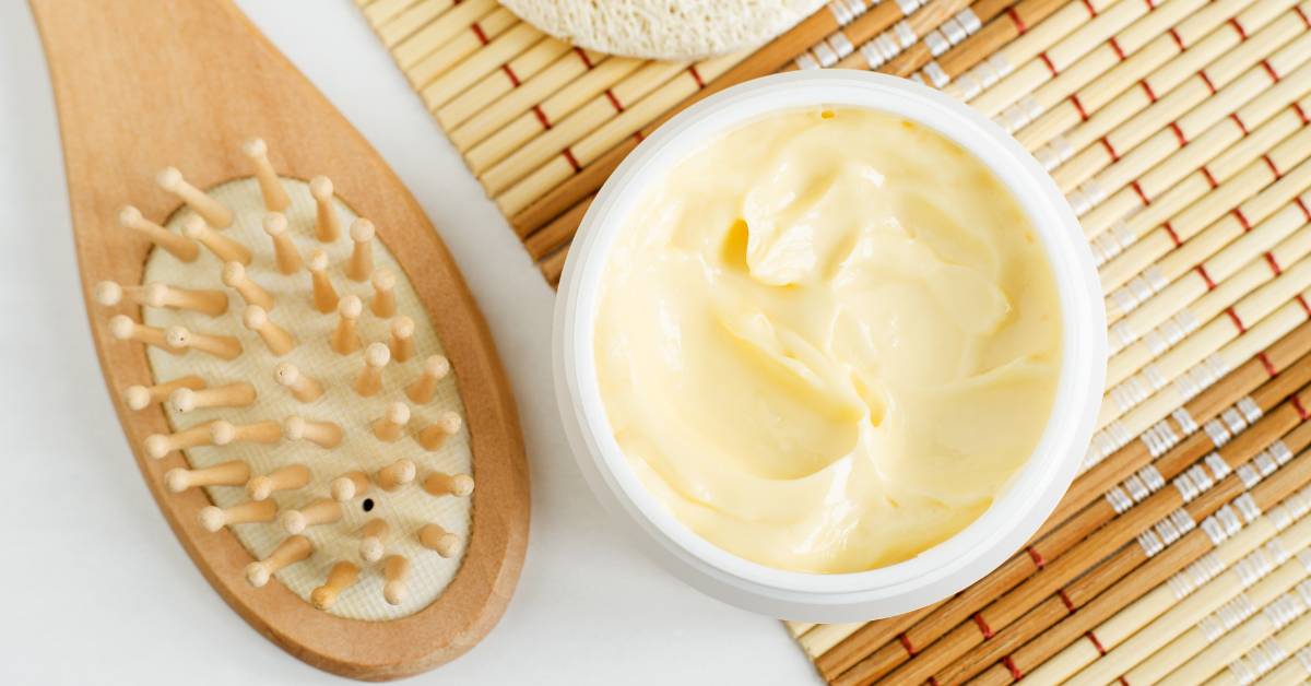 Cara meluruskan rambut secara alami salah satunya dengan telur dan minyak zaitun.