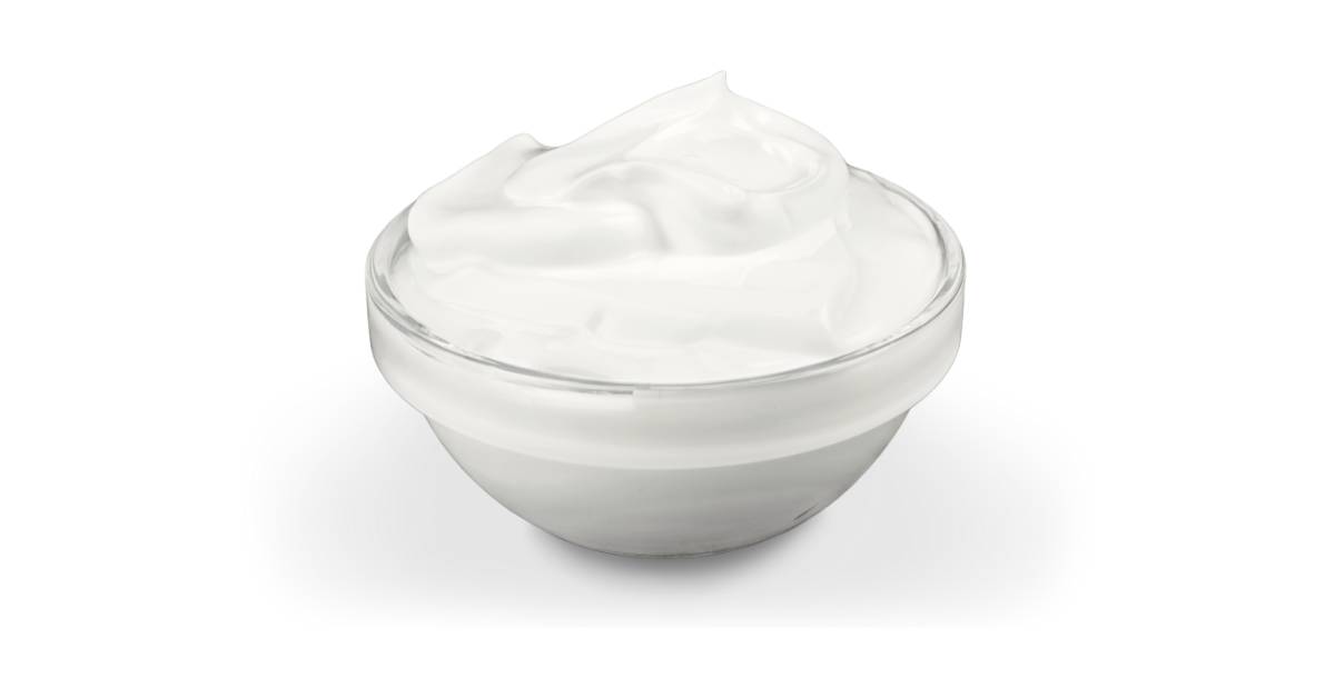 Cara meluruskan rambut secara alami salah satunya dengan yogurt.