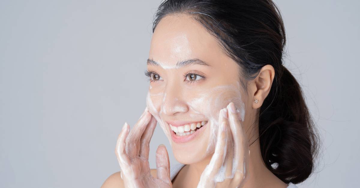Double cleansing adalah membersihkan muka dua tahap dengan bahan dasar pembersih yang berbeda.