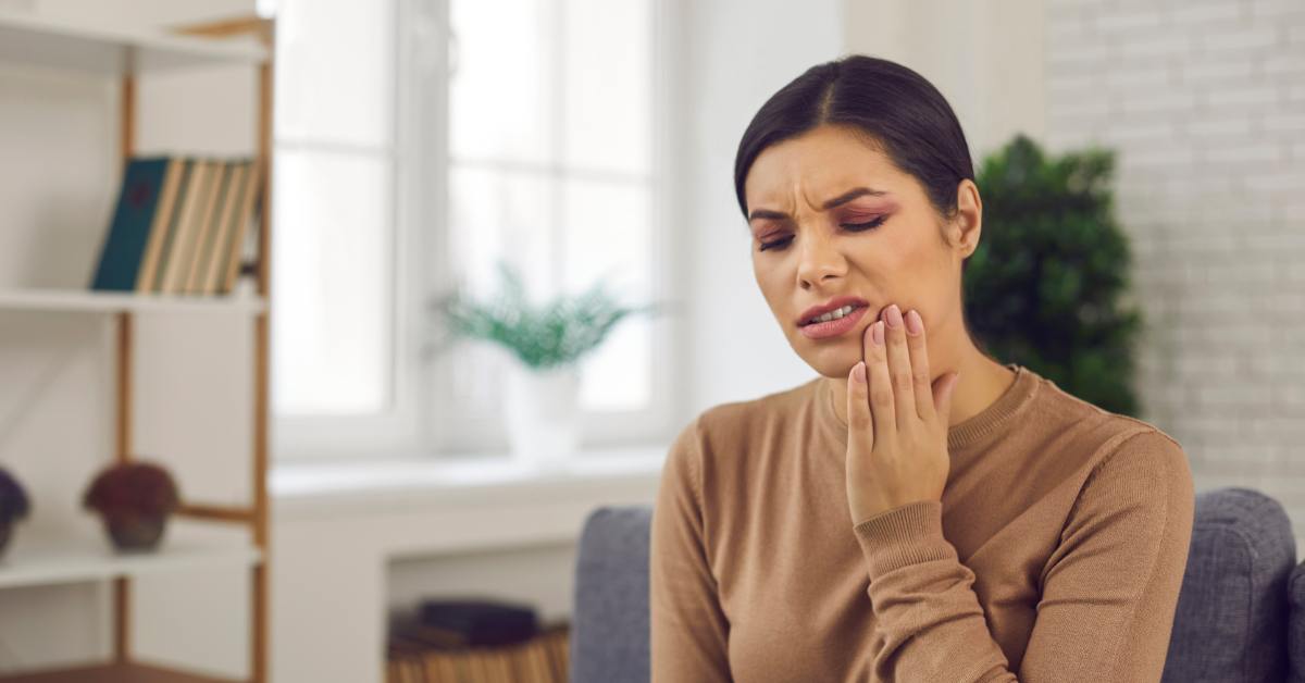 Penyebab gusi bengkak bisa karena kebersihan mulut yang tidak dijaga.